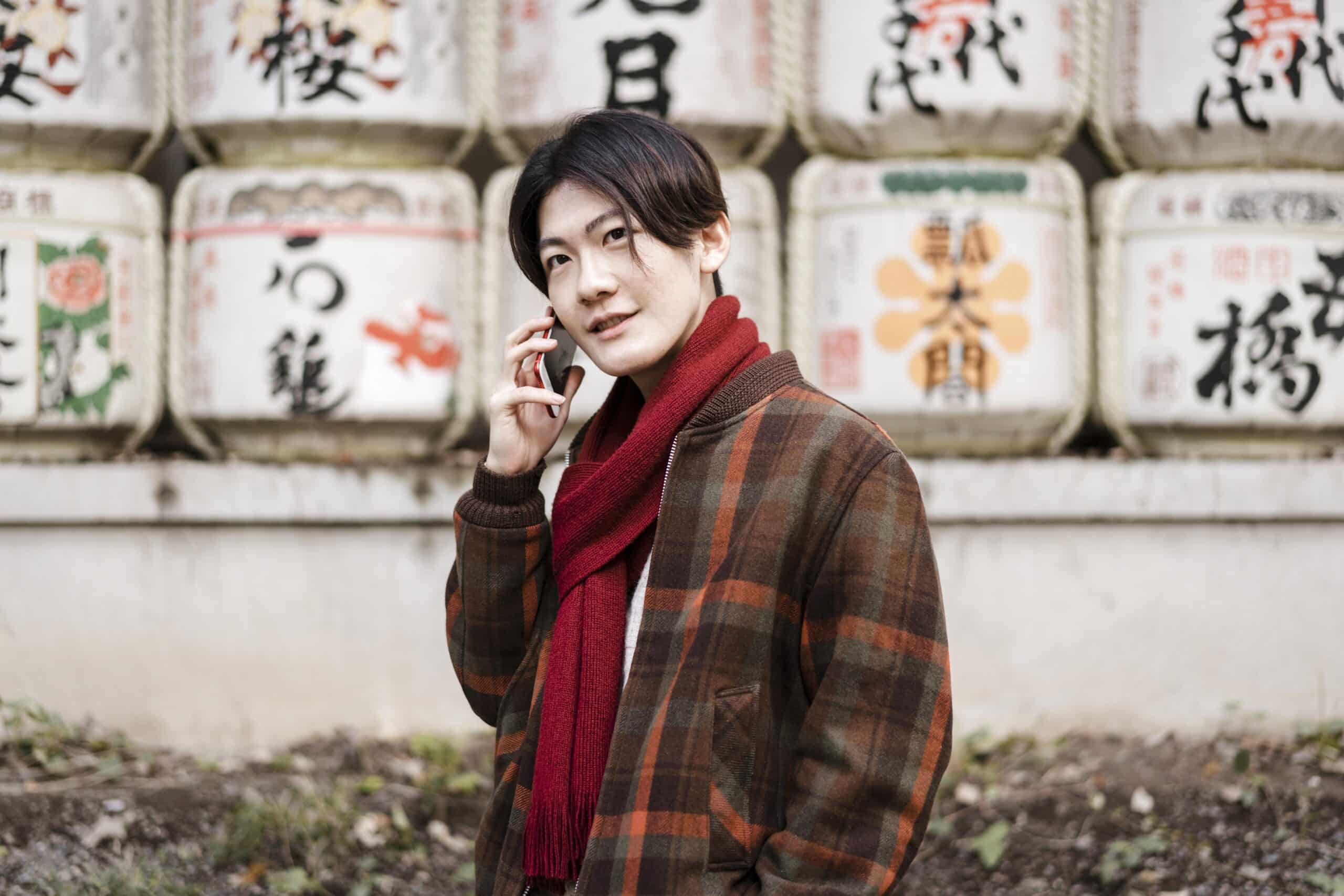 man-winter-outfit-talking-phone